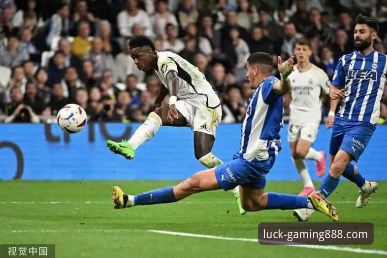 皇马欧冠复仇战最新动态：维尼修斯一锤定音，穆帅染红离场